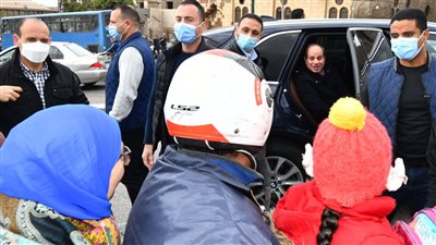 شاهد.. هدية الرئيس السيسي لأسرة التقى بها في السيدة عائشة