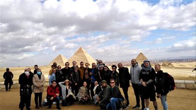 السياحة والآثار تنظم رحلة سياحية لفريق Magic on Ice لزيارة الأهرامات
