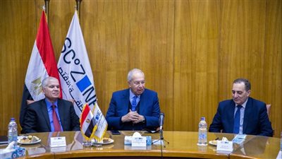 هيئة قناة السويس توقع عقود مشروع الشركة العالمية للميثانول ومشتقاته