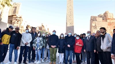 محافظ الأقصر يلتقط الصور التذكارية مع المحتفلين بتعامد الشمس على الكرنك | صور