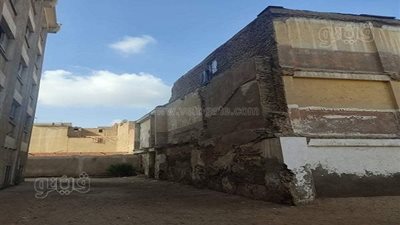 إخلاء مدرسة بالشرقية خوفا من سقوط منزل مجاورعليها |صور