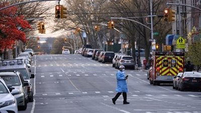 أوميكرون يدفع لموجة جديدة من الإغلاقات