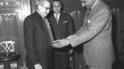 ردا على الاتهامات.. زى النهاردة منح الأديب توفيق الحكيم وسام الجمهورية