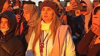 سائحة ترتدي الزي الفرعوني ومفتاح الحياة ابتهاجا بتعامد الشمس على معابد الكرنك | صور