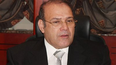 بالعكاز.. حسن راتب داخل حجز محكمة الجنايات قبل محاكمته في قضية الآثار الكبرى