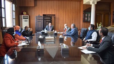 رئيس جامعة بني سويف يترأس اجتماع لجنة المنشآت ومركز المؤتمرات