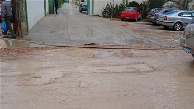 طقس سيئ يضرب الإسكندرية وتجمع مياه الأمطار بالمدارس والمستشفيات 