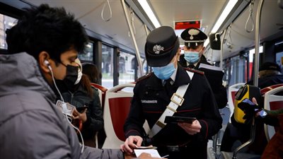 إيطاليا تسجل أول إصابة محلية بمتحور أوميكرون في روما