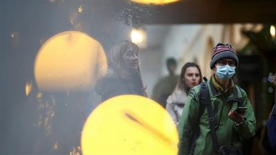 14 حالة وفاة و129 إصابة جديدة بمتحور أوميكرون في بريطانيا