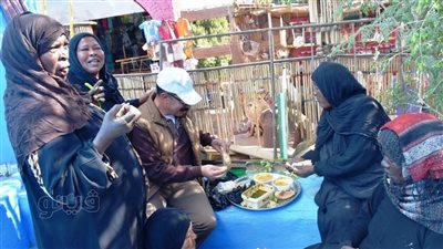 محافظ أسوان فى ضيافة أسرة نوبية بغرب سهيل | فيديو وصور