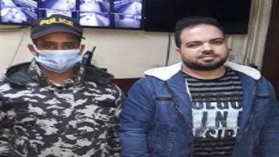 الشرطة تعيد حافظة نقود بها آلاف الجنيهات لأحد الأشخاص بمحطة مترو السيدة زينب 