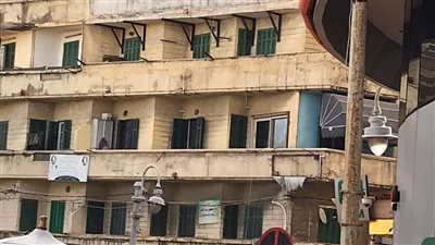 مصرع مواطن وتحطم 3 سيارات في انهيار سقف وشرفة عقار بالإسكندرية | صور