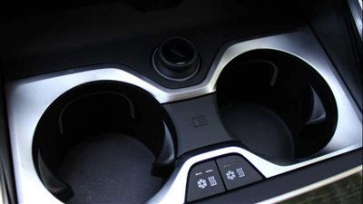 عملاء يشكون من حاملات أكواب BMW.. ويطالبون بتعويض 5 ملايين دولار