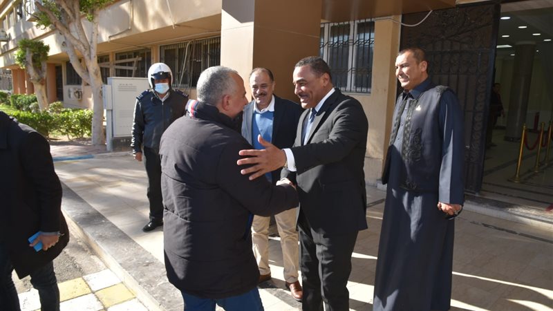 محافظ مطروح يستقبل