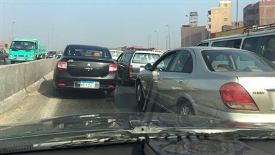 كثافات مرورية أعلى محور صفط اللبن بسبب اصطدام سيارة بالسور الحديدي