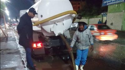 بعد غرق الشوارع.. فرق التدخل السريع تواصل رفع مياه الأمطار بالإسماعيلية | صور