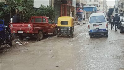 استياء أهالي الرابعة الناصرية بالإسكندرية بسبب برك مياه الأمطار| صور