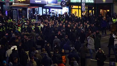 اشتباكات دامية بين جماهير توتنهام ووست هام بكأس الرابطة الإنجليزية | فيديو