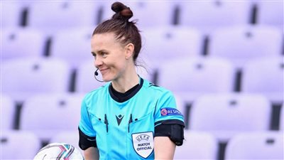 ريبيكا ويلش.. أول امرأة تقود مباراة رجال بأقدم كأس محلية في تاريخ كرة القدم