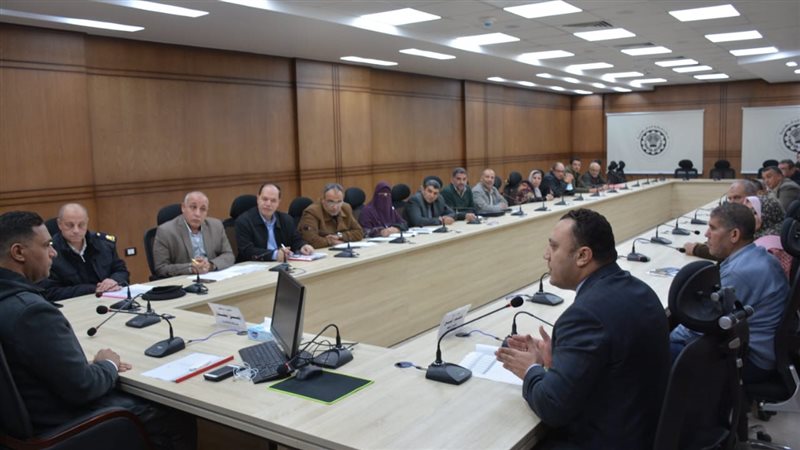 جانب من اجتماع محافظ