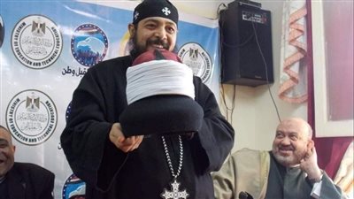 هذا علم مصر.. قس بسوهاج يضع عمامة وكيل أوقاف أزهرى فوق عمامته| صور