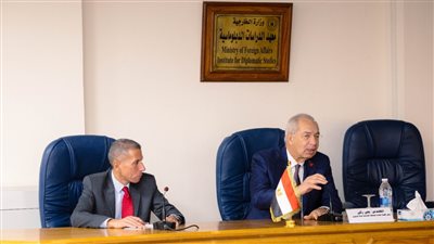 رئيس اقتصادية قناة السويس يلتقي عددًا من الدبلوماسيين