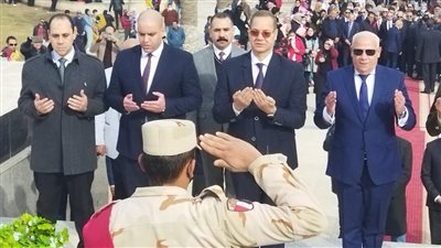 محافظ بورسعيد يضع إكليلا من الزهور على النصب التذكارى | صور