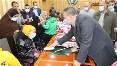 محافظ المنوفية يسلم مساعدات مالية ل 50 حالة إنسانية 