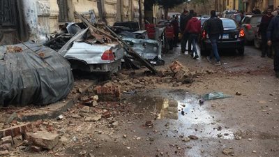 سقوط أجزاء من عقار فى الإسكندرية وتهشم سيارتين | صور 