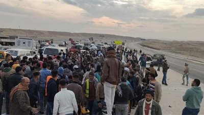 مصرع شخص وإصابة 3 آخرين في انقلاب سيارة على الدائري الأوسطي| صور