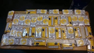 جمارك مطار القاهرة تحبط أكياس تبغ حول جسد عامل سيرفس