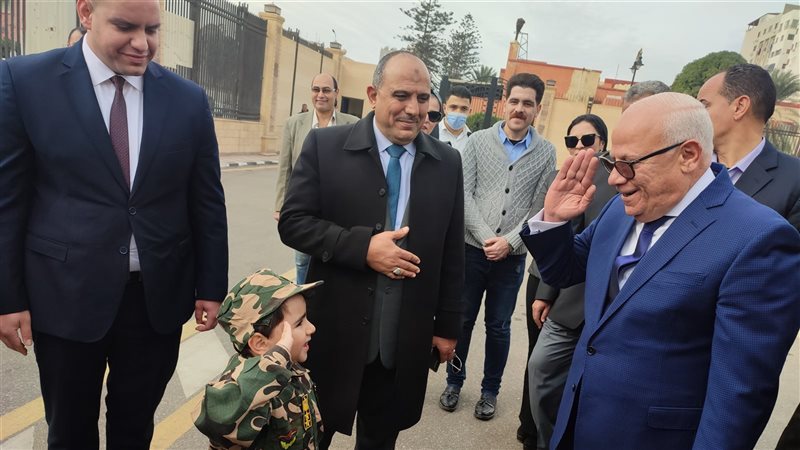 محافظ بورسعيد يصطحب
