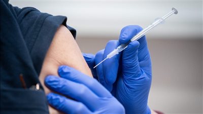 أول دولة في العالم تفرض لقاح كورونا على الأطفال والبالغين