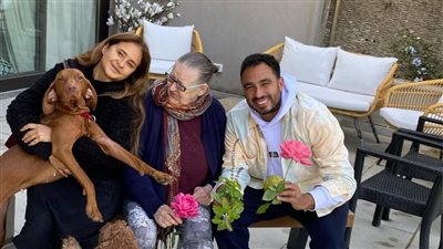 برفقة والدتها الروسية.. أحدث ظهور لـ نيللي كريم مع زوجها هشام عاشور | صور