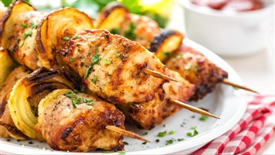 طريقة عمل الشيش طاووق بالفراخ في خطوات سهلة