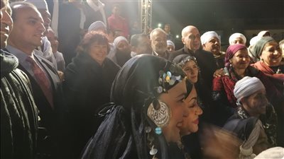 وزيرة الثقافة تلتقط الصور التذكارية مع الفرق المشاركة بمهرجان التحطيب | صور 