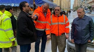 انتشار سيارات شفط مياه الأمطار في شوارع الإسكندرية | صور 