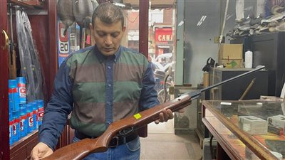 حكاية عائلة صعيدية أدخلت تجارة أسلحة الصيد والنارية المرخصة لمصر | صور 