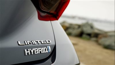 سيارات تويوتا أفالون ذات النظام الهجيني بقوة 305 أحصنة