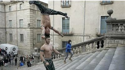 شقيقان يحطمان رقما قياسيا بحركة 