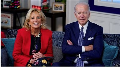 وسط ذهول زوجته.. بايدن يتعرض 