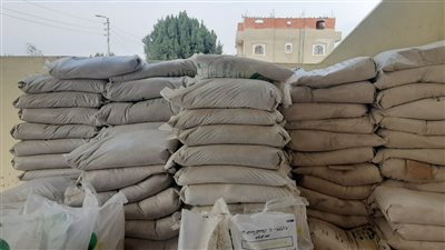 ضبط ٥٥٠ طن أعلاف مجهولة المصدر خلال حملة بالإسماعيلية | صور