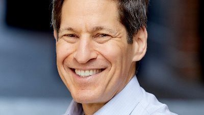 المدير السابق للمراكز الأمريكية لمكافحة الأمراض: وفيات أوميكرون تصل لـ 10 أضعاف الإنفلونزا