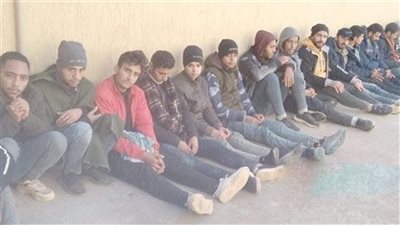 وجدوهم داخل حفرة.. العثور على 21 مهاجرا مصريا بليبيا لم يتناولوا الطعام منذ أيام 
