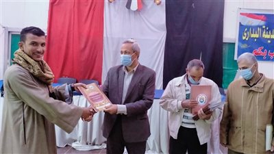 تسليم 24 عقد تقنين لواضعي اليد على أراضي أملاك الدولة بالبداري في أسيوط 