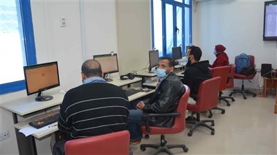 نائب محافظ المنيا يتابع دورات التحول الرقمى للعاملين بالجهات الحكومية