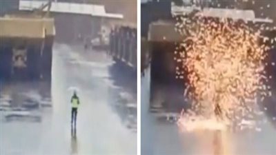 صاعقة رعدية تضرب رجلا أثناء سيره بأحد الطرق في إندونيسيا | فيديو