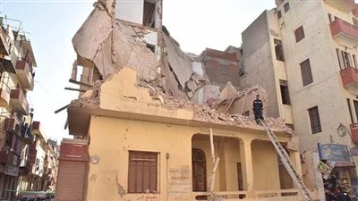 «المنشآت الآيلة للسقوط» تعاين منزلا بعد انهيار جزء منه ببنها