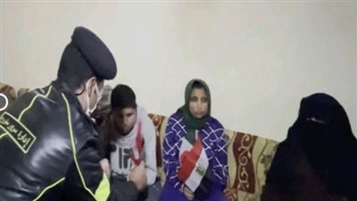 ترخيص سيارة بالمجان لمواطن من ذوى الهمم في منزله بمطروح | صور 