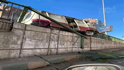 اصطدام سيارة ميكروباص بـ